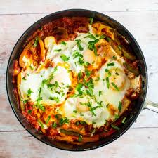 Une poêlée Shakshuka avec des œufs et des herbes
